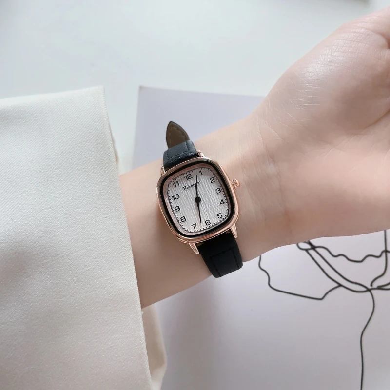 ساعة نسائية برقم مربع وحزام كوارتز صغير الحجم