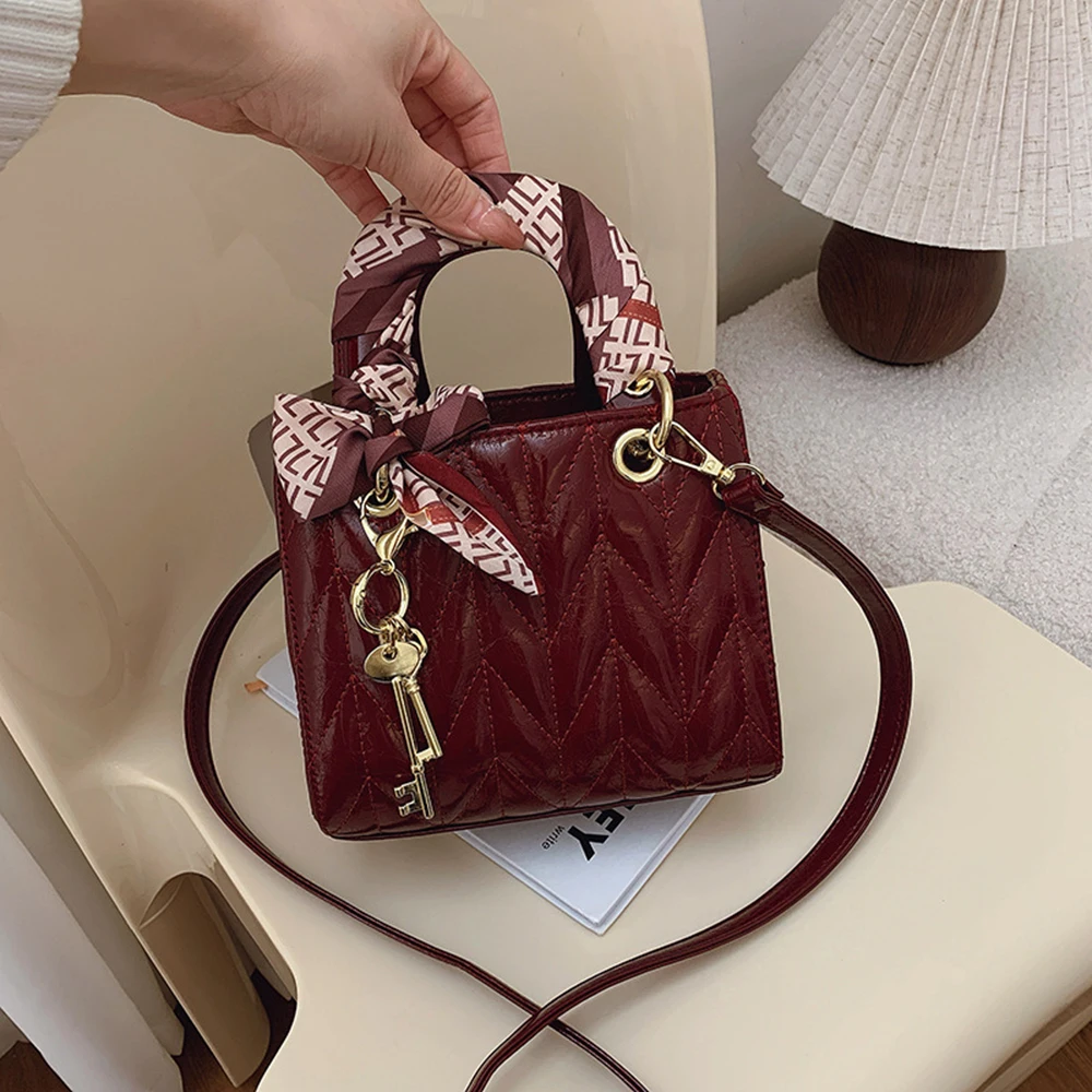 

Temperament Red Handbag For Women 2025 New Fashion Embroidery Thread Crossbody Bag Glossy PU Wedding Bride Bag Trend Square Bag