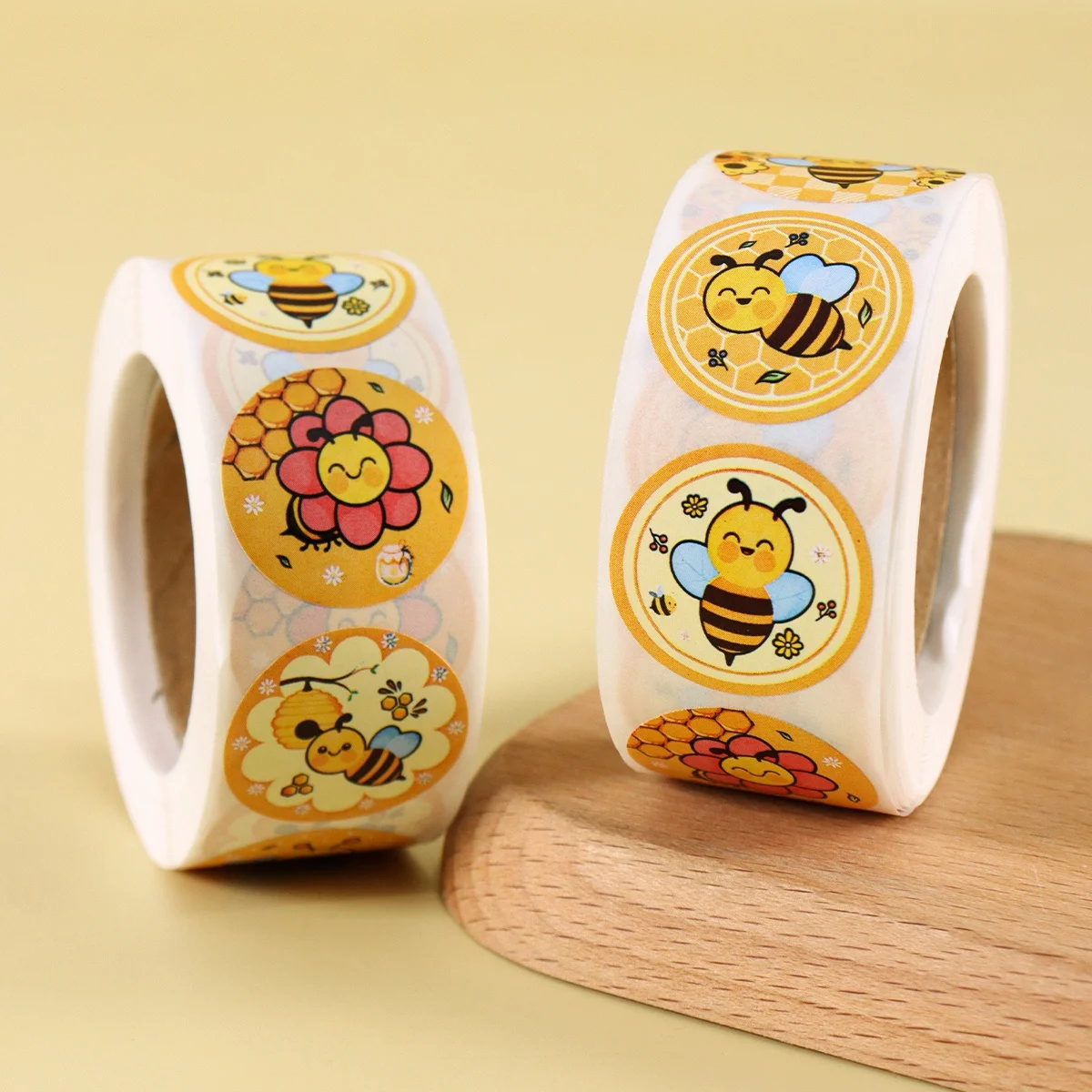500 Pcs/roll Honey Bee Stickers Cartoon Bee Reward Stickers Waterproof Self-Adhesive Paper Labels Learning Reward Game Party