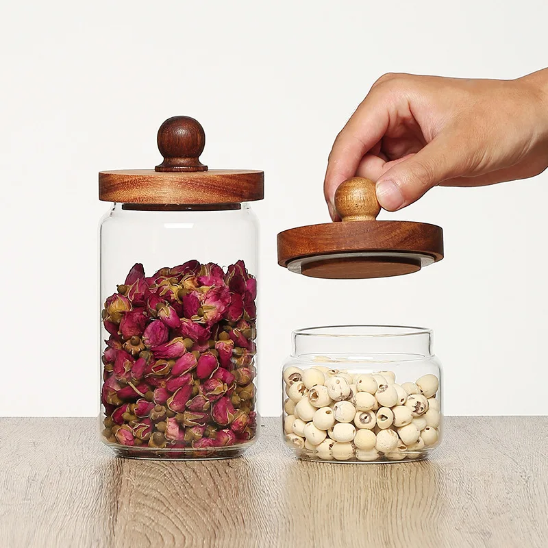 Twee glazen voorraadpotten met rozenblad en noten