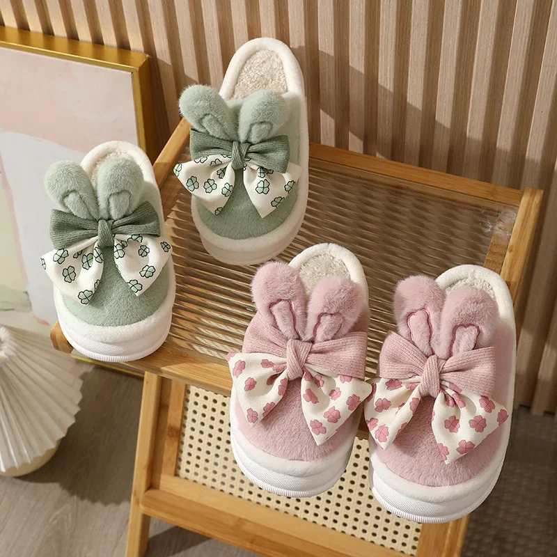 Zapatillas de algodón de gamuza sintética para mujer, pantuflas de invierno para el hogar con lazo de conejo para el calor, nuevo estilo de princesa con suela gruesa