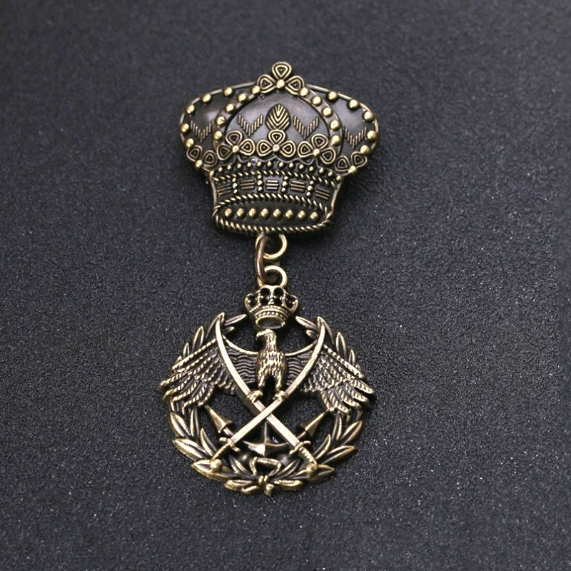 Vintage British College Brooches Pins Men Women Medal Metal Eagle Crown Badge Brooch Lapel Pin Jewelry Accessories Gifts