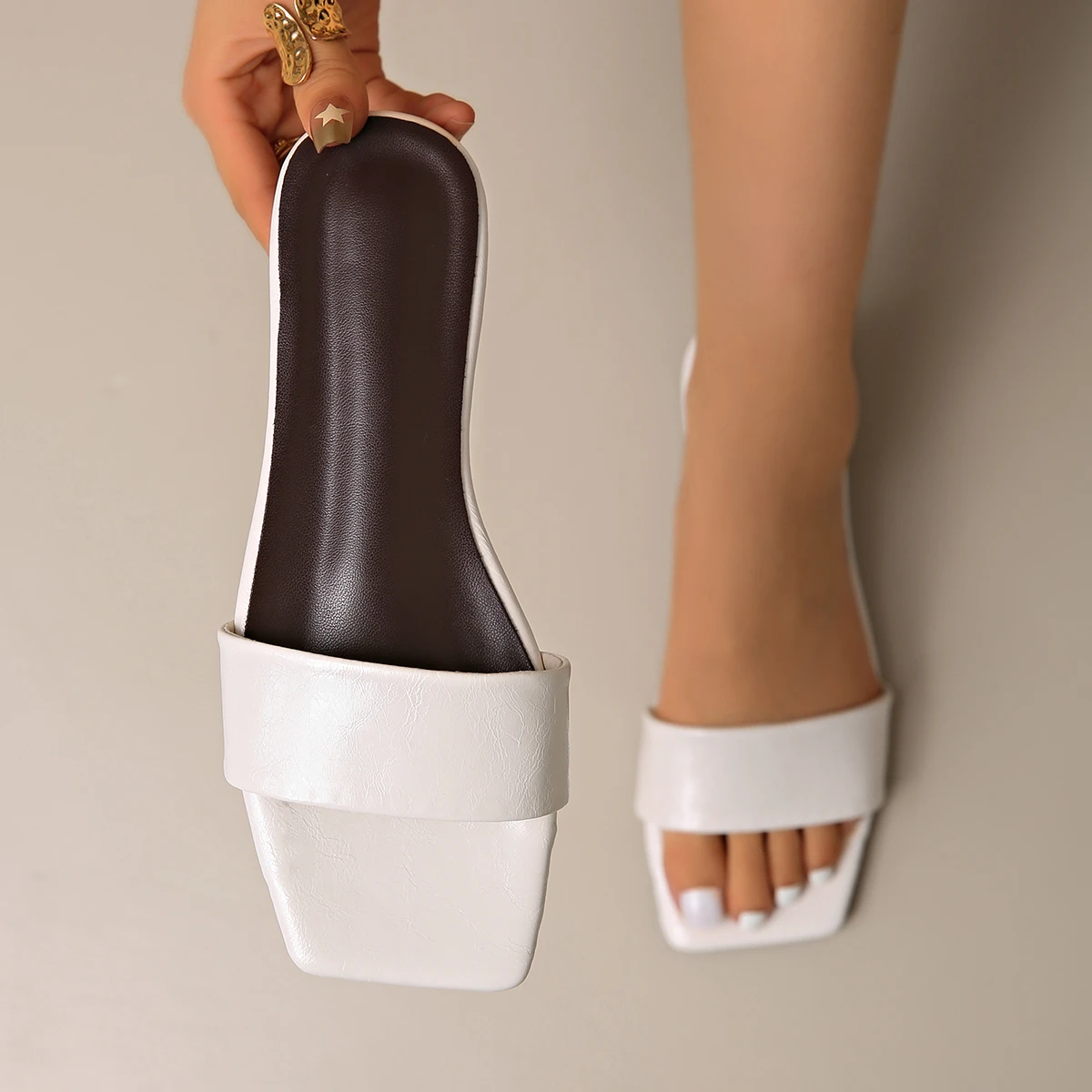 

Новые женские повседневные сандалии в скандинавском стиле, минималистичные кожаные мюли, летние шлепанцы с квадратным открытым носком, туфли-сабо на плоской подошве