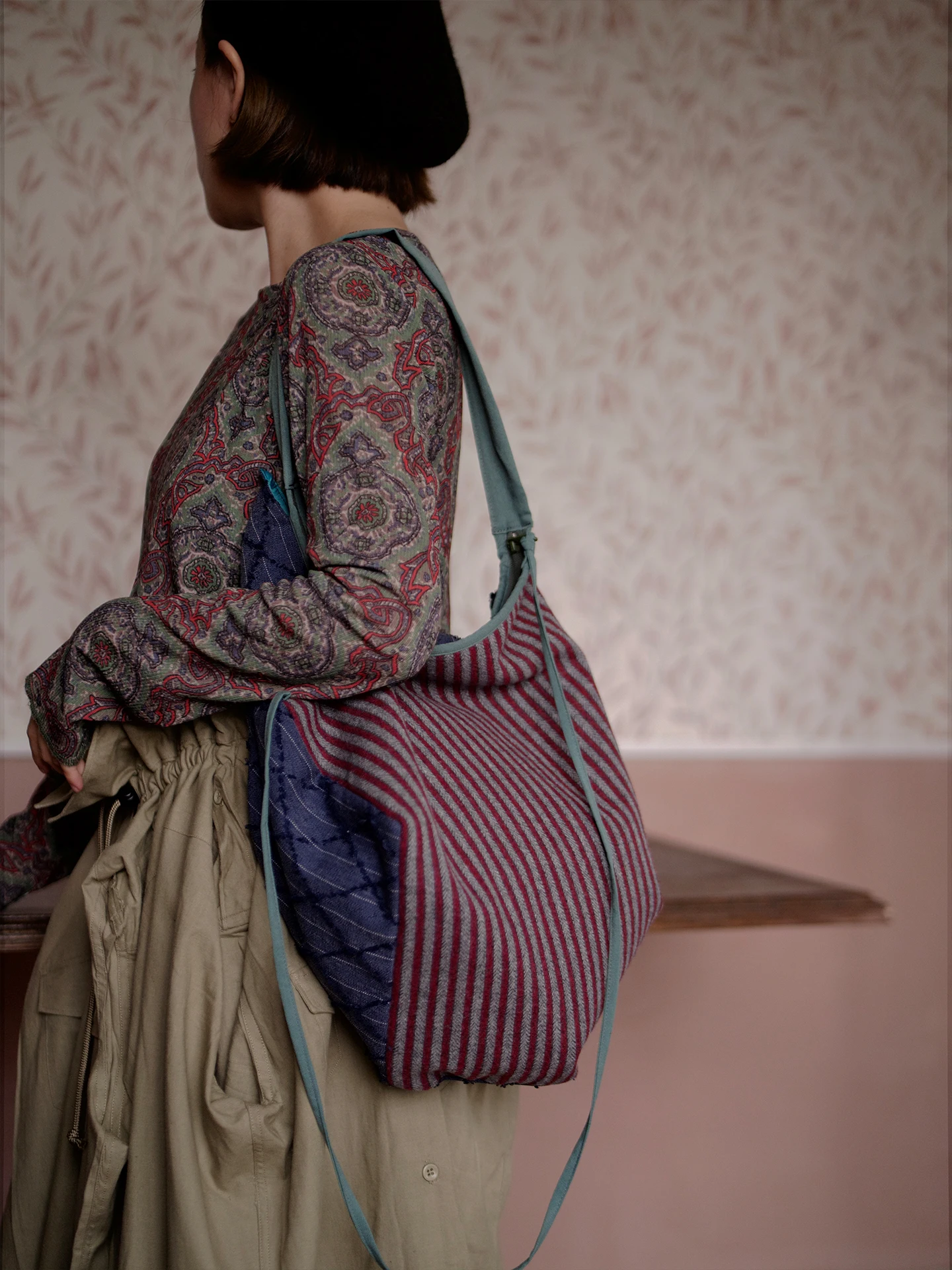 

Autumn / Winter Original New Striped Contrast Color Woolen Single Shoulder Bag Personalized Retro Bucket Type Messenger Bag Tide