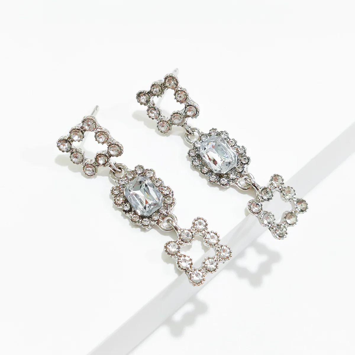 

2024 New Inlaid Zircon Hanging Earrings For Women Hollow Rhinestone Pendant Earring Temperament Wedding Party Jewelry Gifts