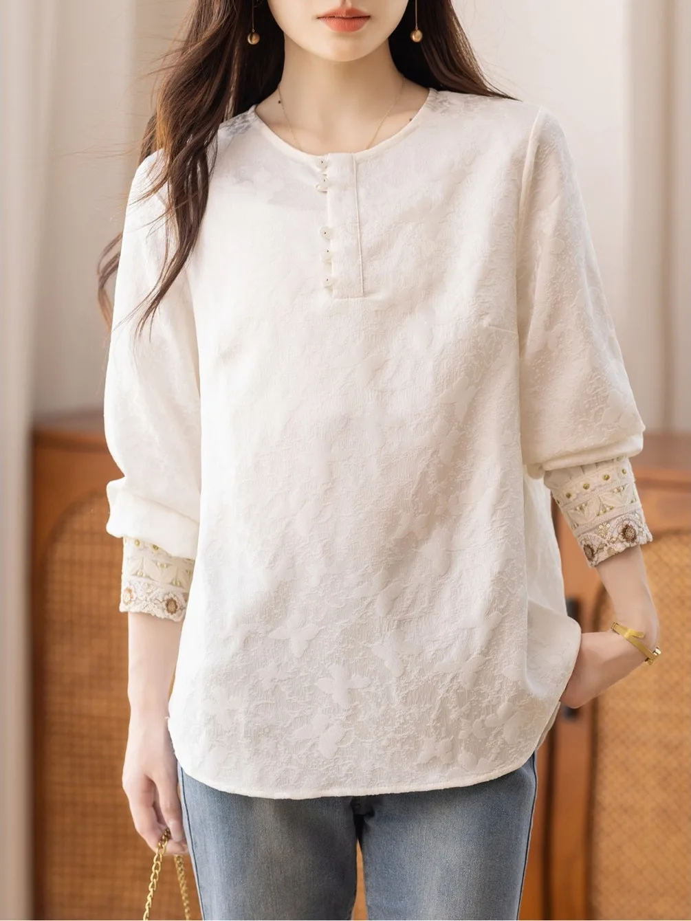 

Весна 2026: Новая модная блузка в китайском стиле из атласа с вышивкой, свободного кроя, с длинным рукавом и круглым вырезом, для полных женщин