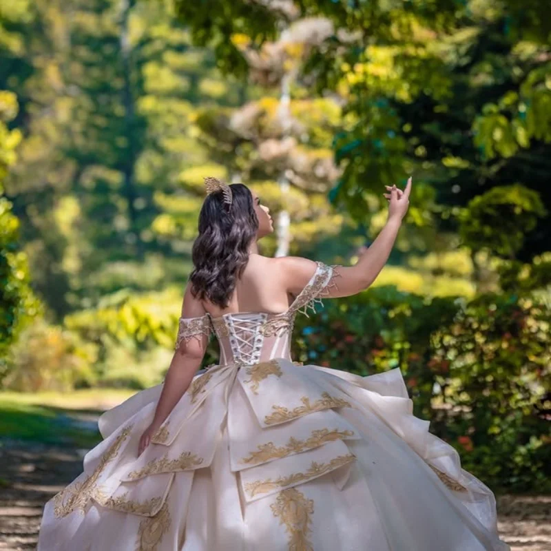 Personalizado cor champanhe quinceanera vestidos fora do ombro apliques dourados camadas cauda longa vestido de 15 quinceanera