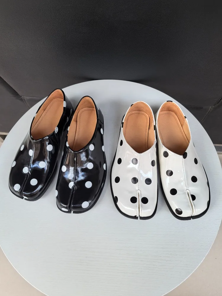 Glossy Polka Dot Tabi Split Toe Loafers Slip on Patent Leather Men Flat Shoes Fashion Casual Pig's Trotters Shoes