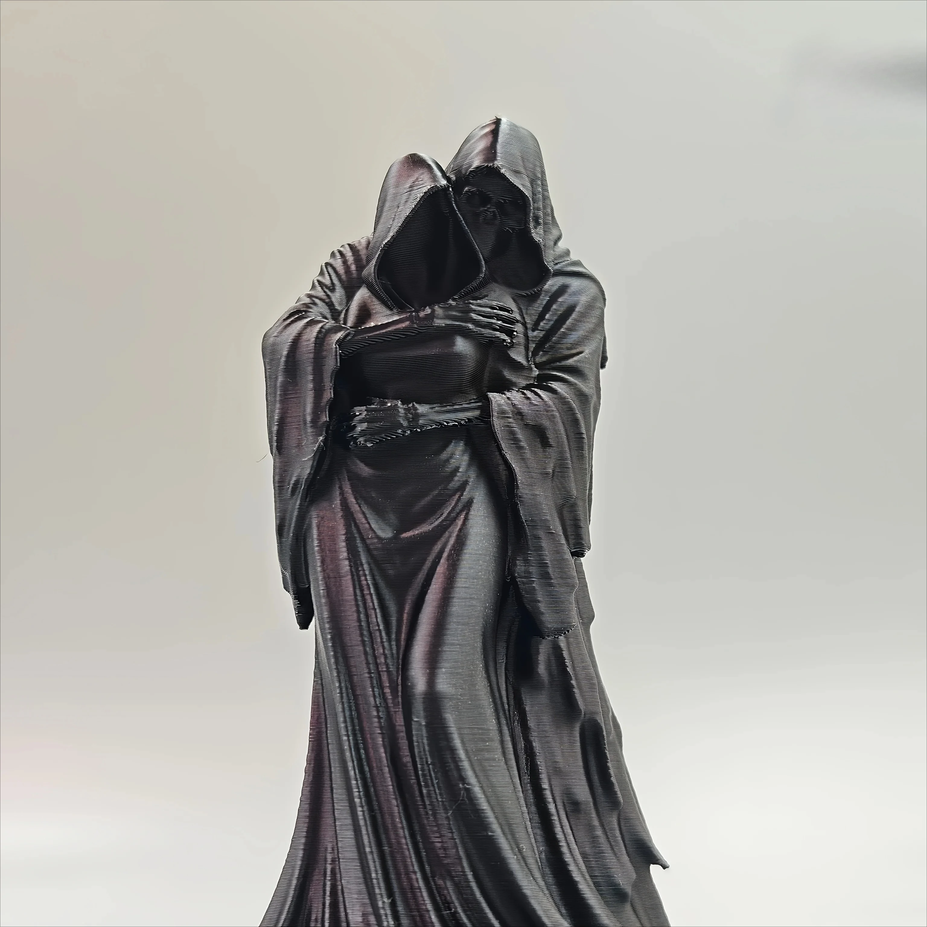 Dark Grim Reaper Hug Statue Gothic Skull 3D Printed Decor Niche Creative Desktop & Bookshelf Ornament for Halloween & Home