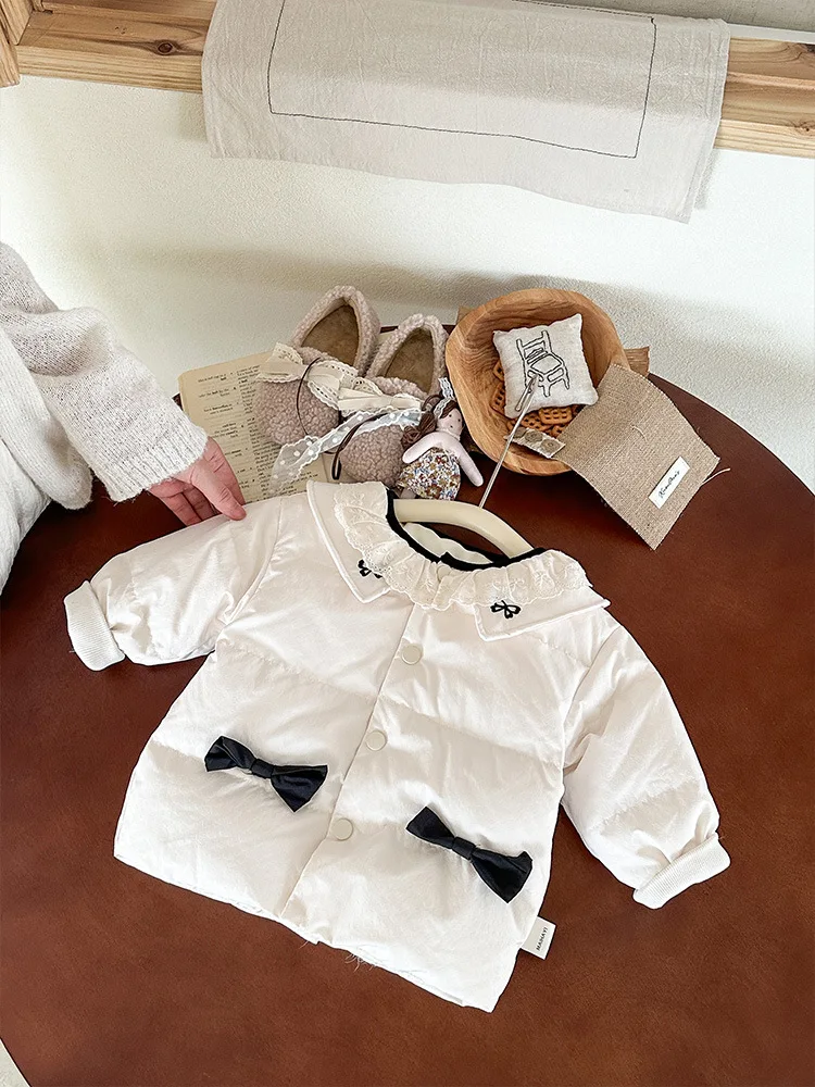 الفتيات الأبيض بطة أسفل معطف الدانتيل جولة الرقبة القوس السترات الدافئة الكورية أزياء الأطفال خفيفة الوزن أسفل سترة 0-4 سنة
