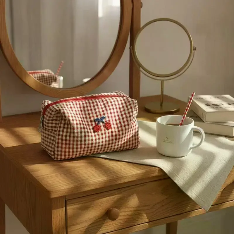 Simple Plaid Makeup Bag Durable Polyester Toiletry Organizer Pouch for Bathroom Business Trip Use
