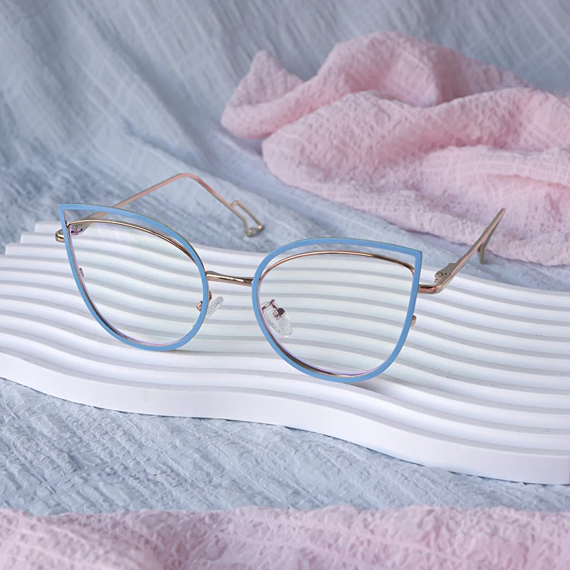 Gafas de montura completa con diseño de ojo de gato y lentes planas, ahuecadas, que estilizan el rostro grande, monturas decorativas