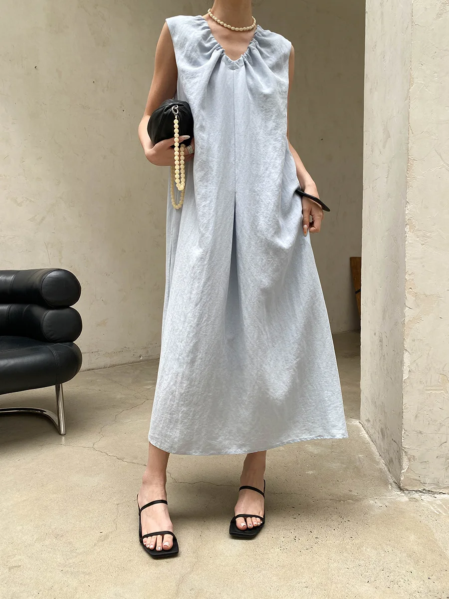 Sommerliches Damenkleid in unifarbenem, plissiertem Design mit V-Ausschnitt, Schnürung an der Taille und schlankmachendem, ärmellosem Schnitt. – Detail 23