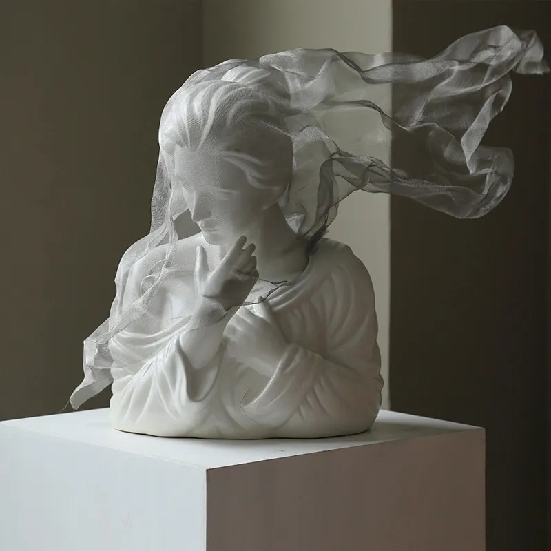 Lingering light luxury veil, girl sculpture ornament, high-end niche cream style artwork, living room entrance French decoration
