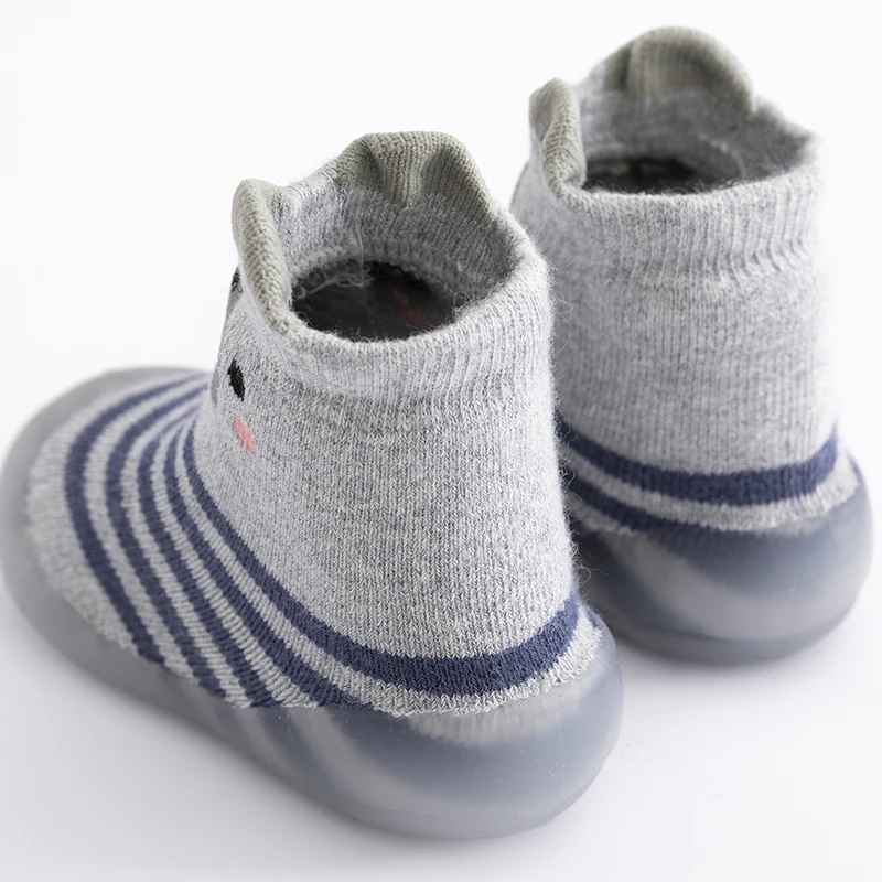 幼児用の柔らかいゴム製滑り止めファーストウォーカーシューズ、赤ちゃん用のかわいいフロアシューズ、クラシックなストライプスタイル、男の子と女の子用の暖かい靴下、秋と冬