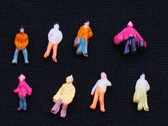 100 szt. Malowanych figurek ludzi do modelu kolejowego, różne pozy, różne ciała