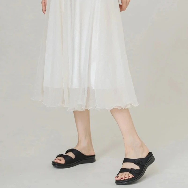 

Женская обувь 2025 года, тапочки, повседневные шлепанцы на низкой платформе, летние сабо, женские резиновые пляжные туфли с заклепками из искусственной ткани, металлические каблуки-копыты