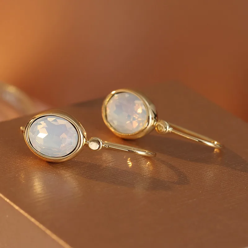 Vintage Ohrringe mit eingelegten weißen Steinen für Damen, trendige goldfarbene geometrische Ohrringe für den Alltag, Party-Schmuck, Jubiläumsgeschenk – Detail 5