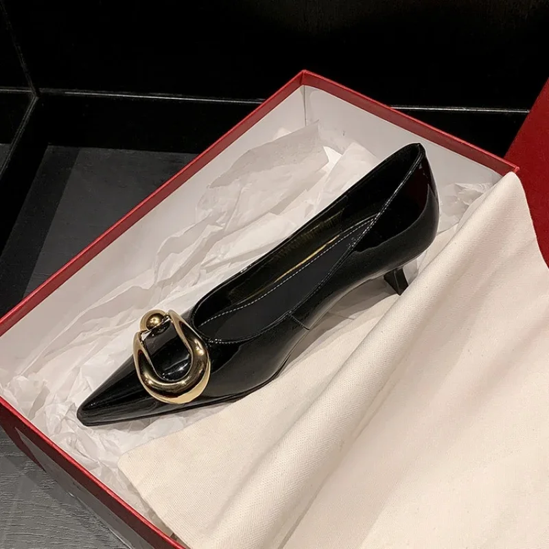 

Новинка весны 2024, французские туфли на низком каблуке с острым носком и металлическими украшениями, элегантные темпераментные женские туфли на одинарной платформе, женские туфли на высоком каблуке в стиле ретро