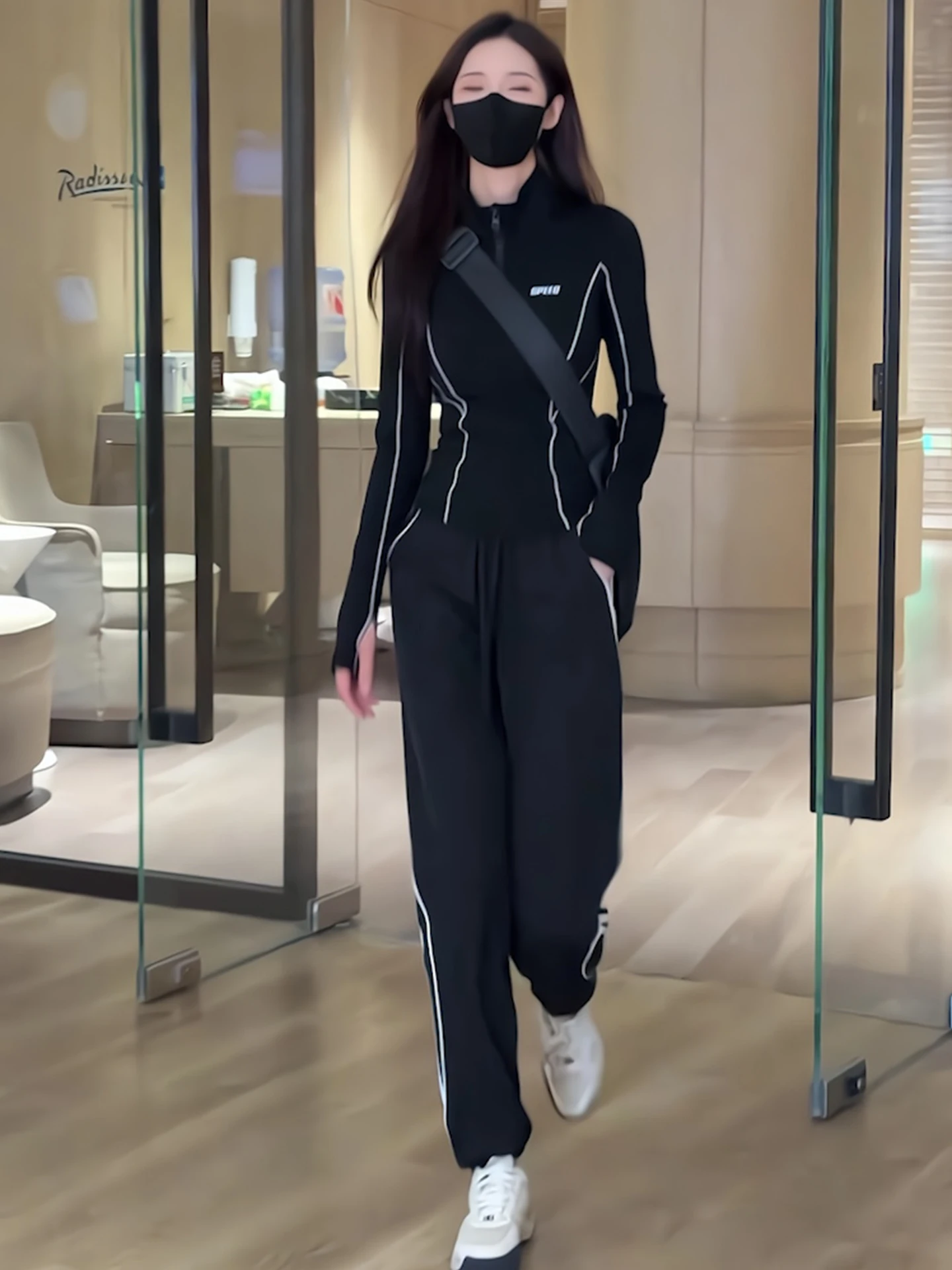 

Женский спортивный костюм для активного отдыха, новинка ранней осени, модный облегающий комплект для фитнеса и бега, двухсекционный комплект с длинными рукавами на молнии