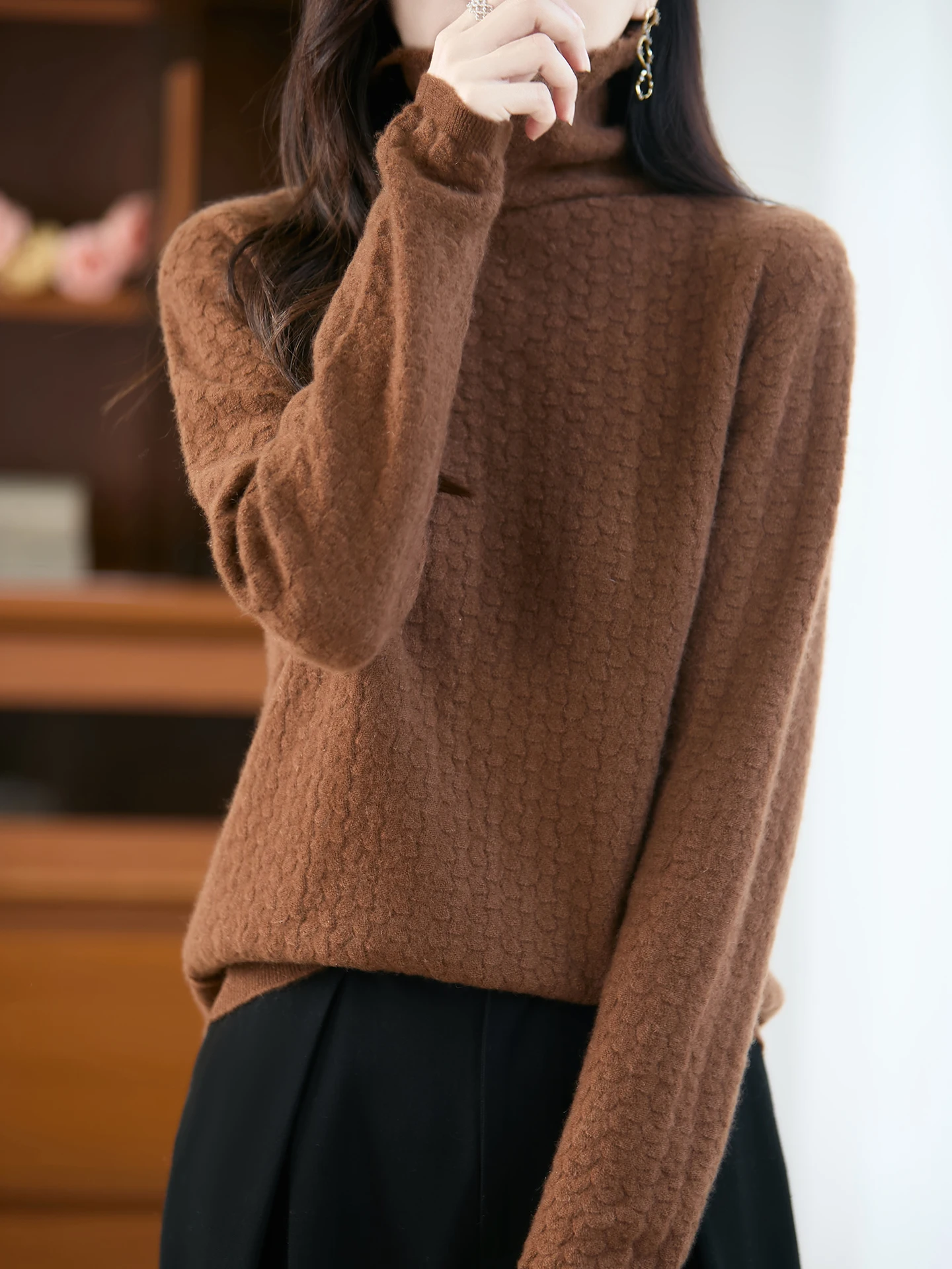 بلوفر نسائي عصري 100% صوف ميرينو بلون سادة ورقبة سلحفاة فضفاضة متماسكة سميكة صديقة للبشرة مريحة لتزيين الطبل