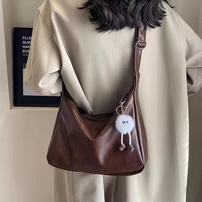 Damen-Umhängetasche aus weichem PU-Material mit großem Fassungsvermögen, im Vintage-Stil, lässige Crossbody-Tasche, Handtasche mit breitem Träger und einem niedlichen Plüsch-Schlüsselanhänger für den täglichen Gebrauch. – Detail 9