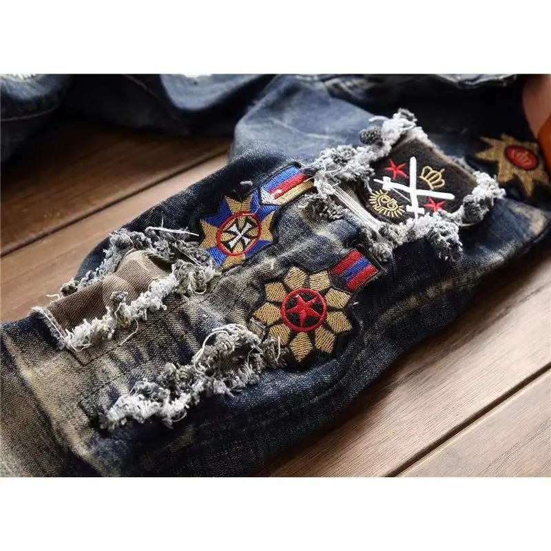 Nieuwe Koreaanse luxe kleding Multi-gescheurde jeans heren patch slanke retro stijl mode persoonlijkheid badge bedelaar cargobroek man