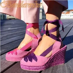 Décolleté in pelle scamosciata con colori misti zeppe con suola spessa cinghie stringate décolleté con punta tonda scarpe da donna per feste primaverili tacchi intrecciati nuovo Design di stile