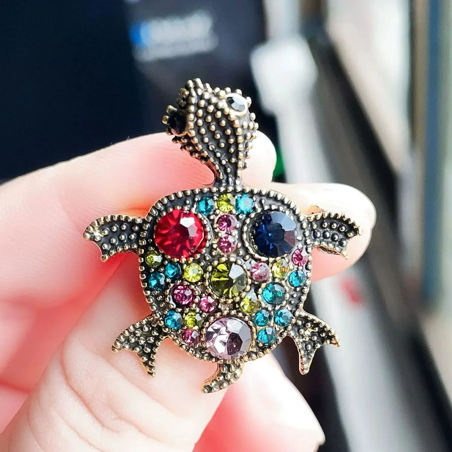 Colorful Crystal Rhinestones Tortoise Brooch Pins for Women Girls Cute Personality Animal Brooches Vintage Golden Metal Jewelry