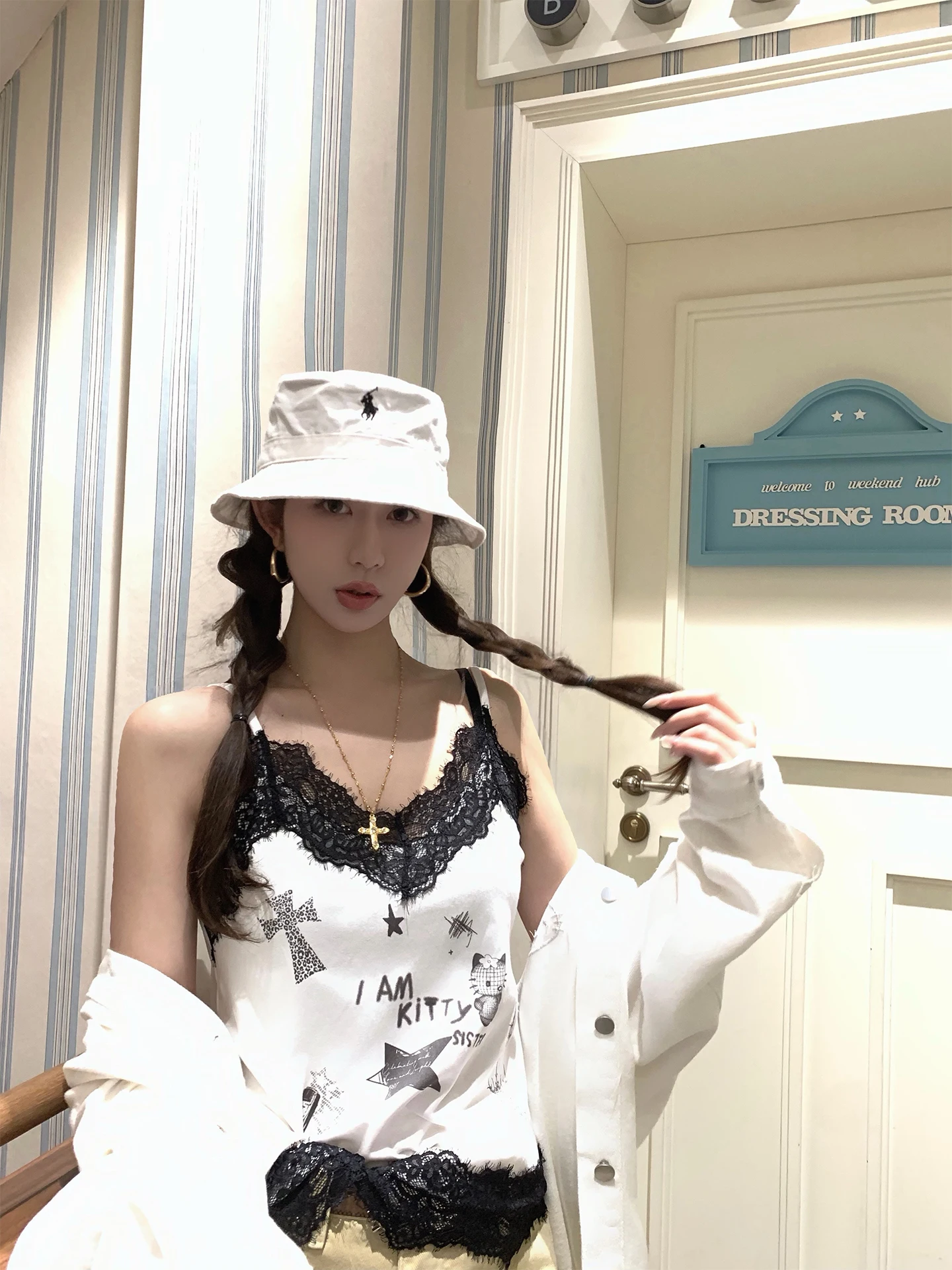 

Белый кружевной топ на бретельках для женщин, повседневный, в корейском стиле, дышащий, свободного кроя, с V-образным вырезом, укороченный, с буквенным принтом