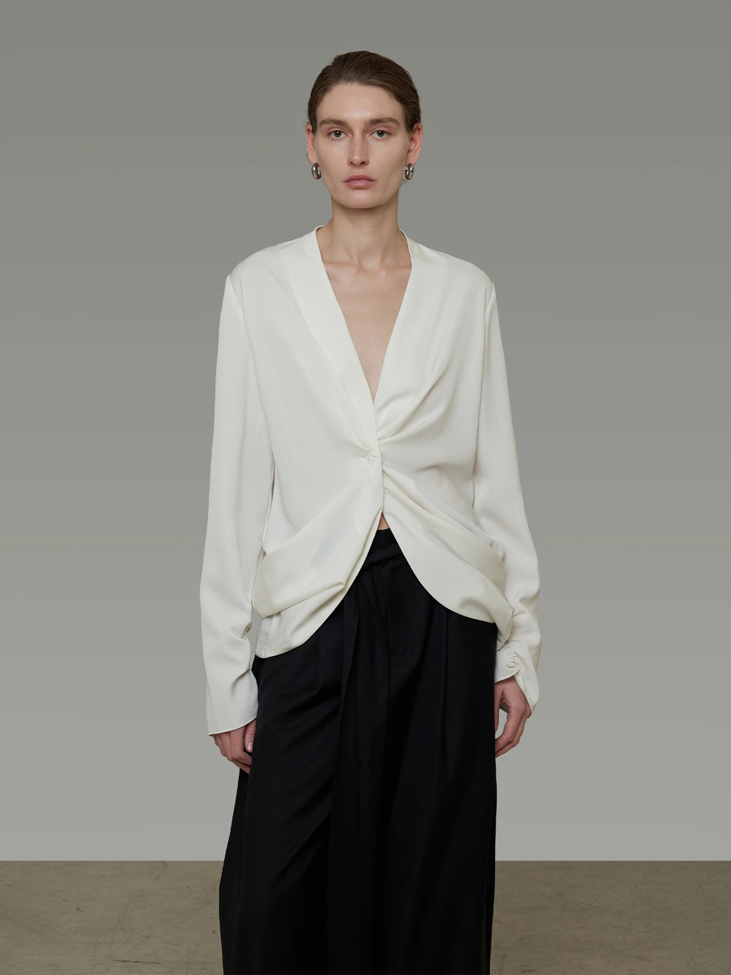 

Белая свободная женская блузка с асимметричным узлом, из дышащего полиэстера, с V-образным вырезом, длинными рукавами, для повседневной носки, стандартный крой