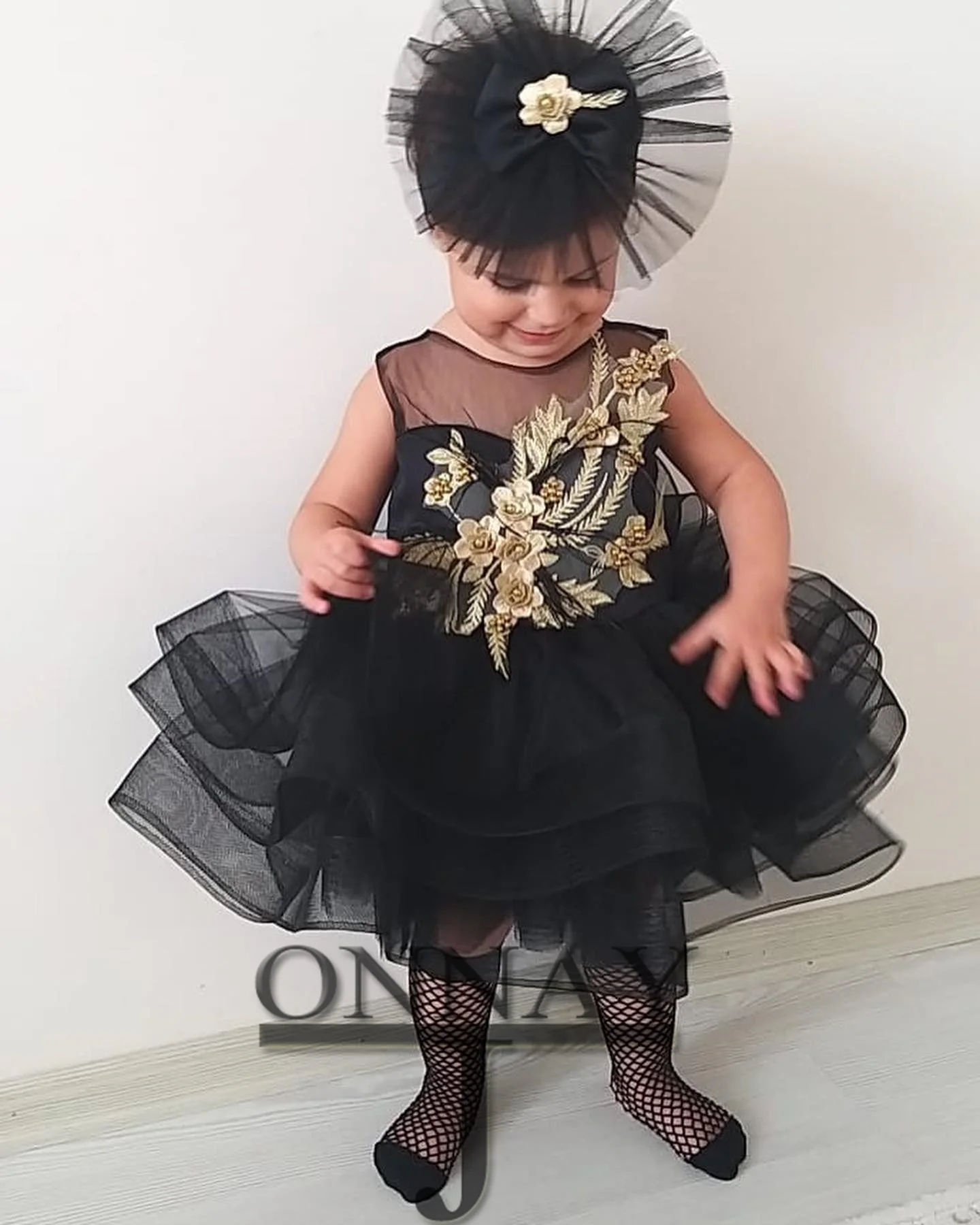 Maßgeschneidertes schwarzes Blumenmädchenkleid mit goldenen Spitzenapplikationen für Baby-Festzug, Kommunion, Robe De Demoiselle für Mädchen