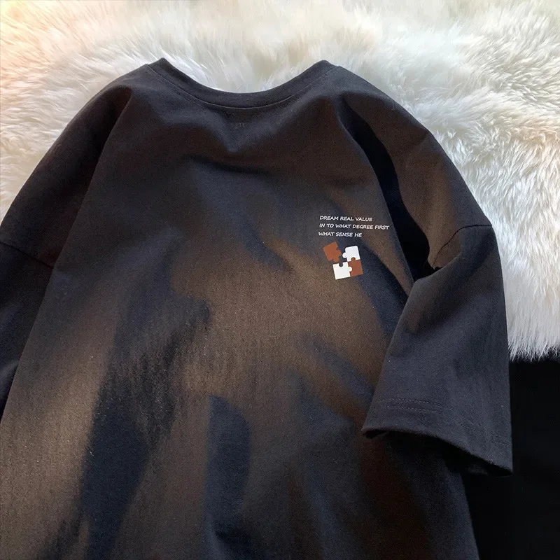 Minimalistisches, mit Puzzle-Motiv bedrucktes, kurzärmliges Plus-Size-Oberteil für Herren, Sommer-Jugend-T-Shirt, vielseitig einsetzbar, weicher Rundhalsausschnitt, bequemes Cityboy-T-Shirt – Detail 3