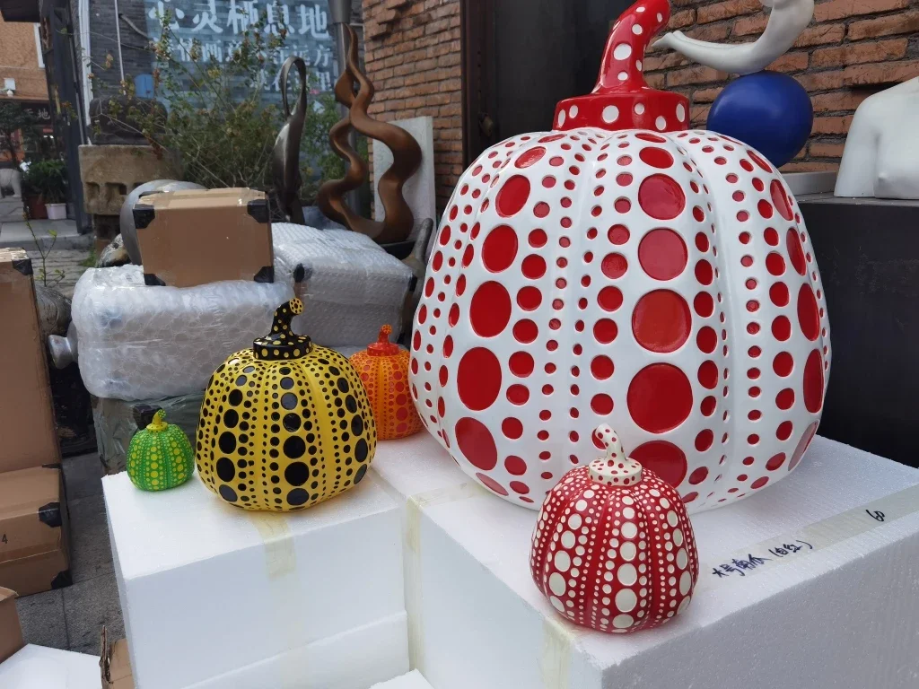 Kusama Yayoi Pumpkin Statue Japanese Art Wave Point Pumpkin Sculpture Morden Resin Crafts Office Home Interior Decor Gifts