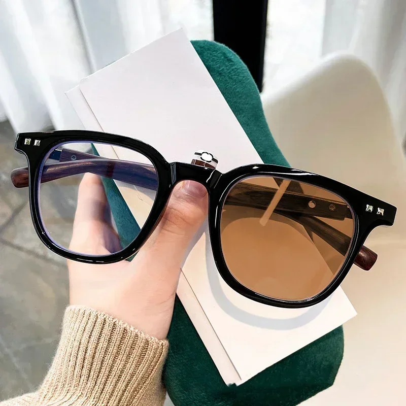 Gafas Retro de grano de madera que cambian de Color para mujer, lentes planas ópticas resistentes a los rayos UV para miopía, gafas fotocromáticas de lujo para visión cercana