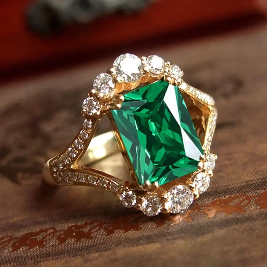 A 4-carat square green diamond  women's ring imitating natural Zambian emeralds