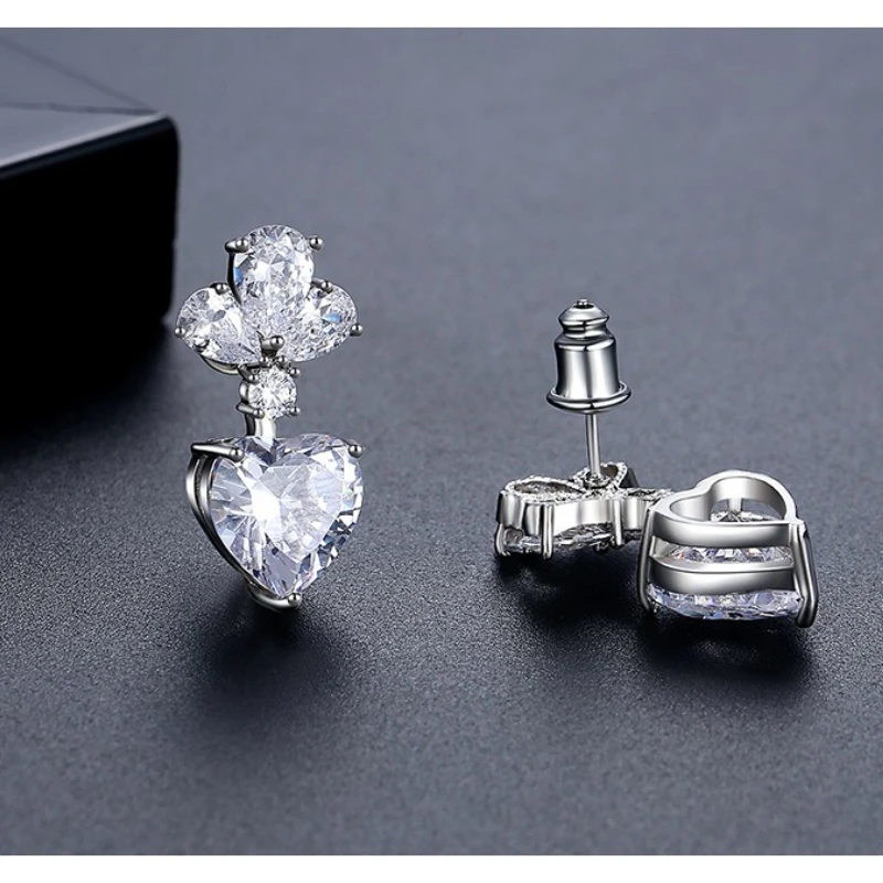 Невеста посещает свадебный банкет с элегантными аксессуарами, персонализированной классической модой и серьгами средней длины.