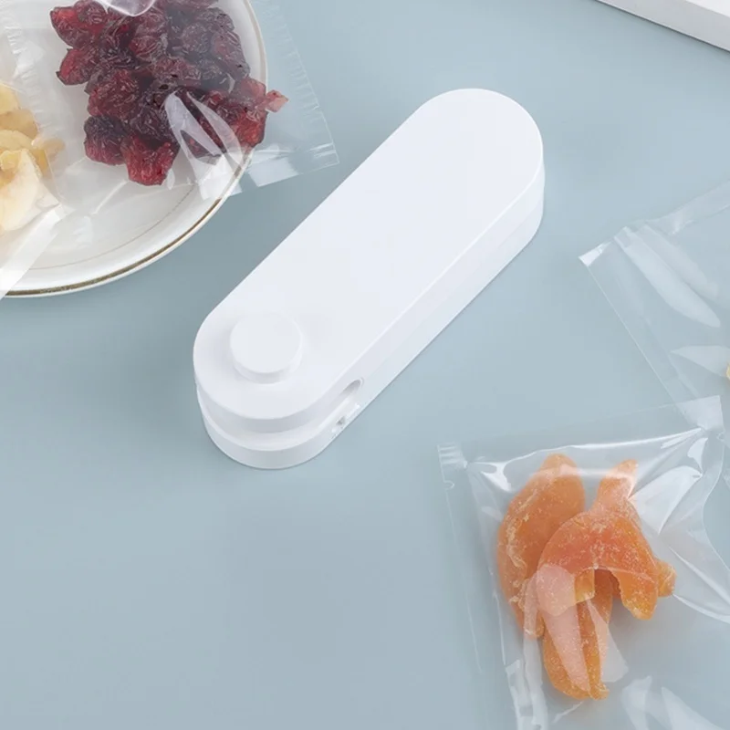 

Мини-вакуумный упаковщик из АБС-пластика, перезаряжаемый через USB, компактный, с магнитным креплением, для сухих и влажных продуктов, с 2 пакетами для домашнего хранения.