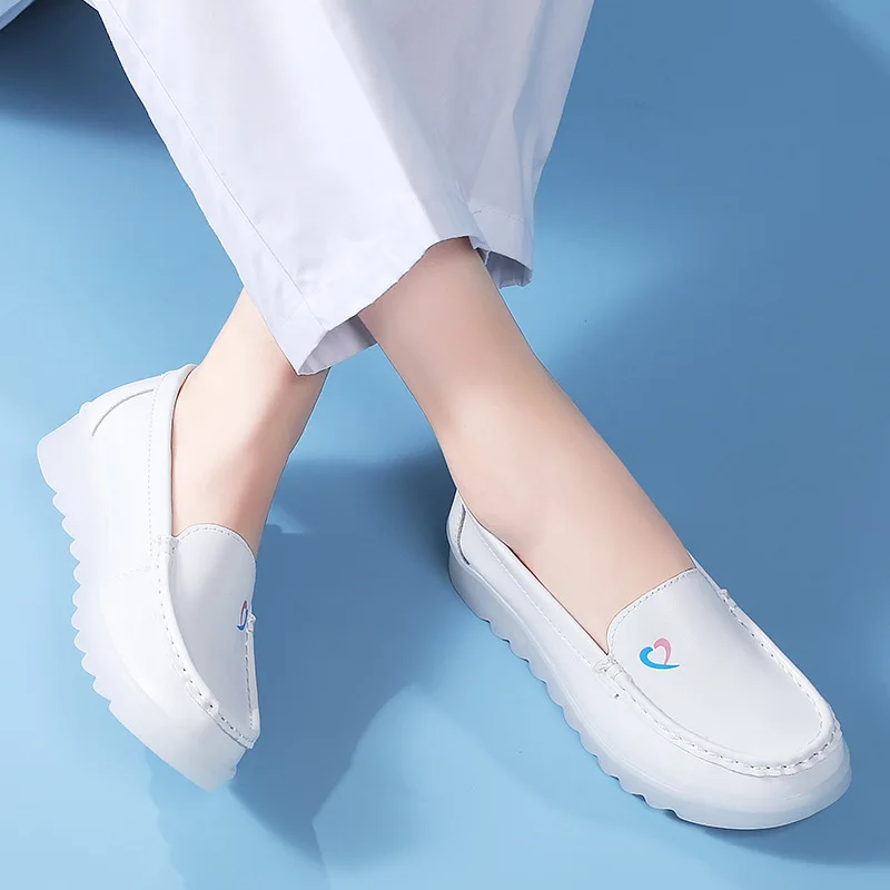 Chaussures d'infirmière pour femmes, toutes saisons, à semelle épaisse, antidérapantes, à enfiler, semelle souple, respirantes, chaussures de travail décontractées, mocassins pour adultes