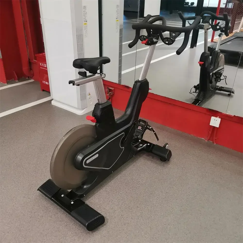 Vélo à rotation magnétique avec cadre en acier fin, équipement de gymnastique dynamique, vélo cardio pour l'entraînement, approvisionnement direct d'usine