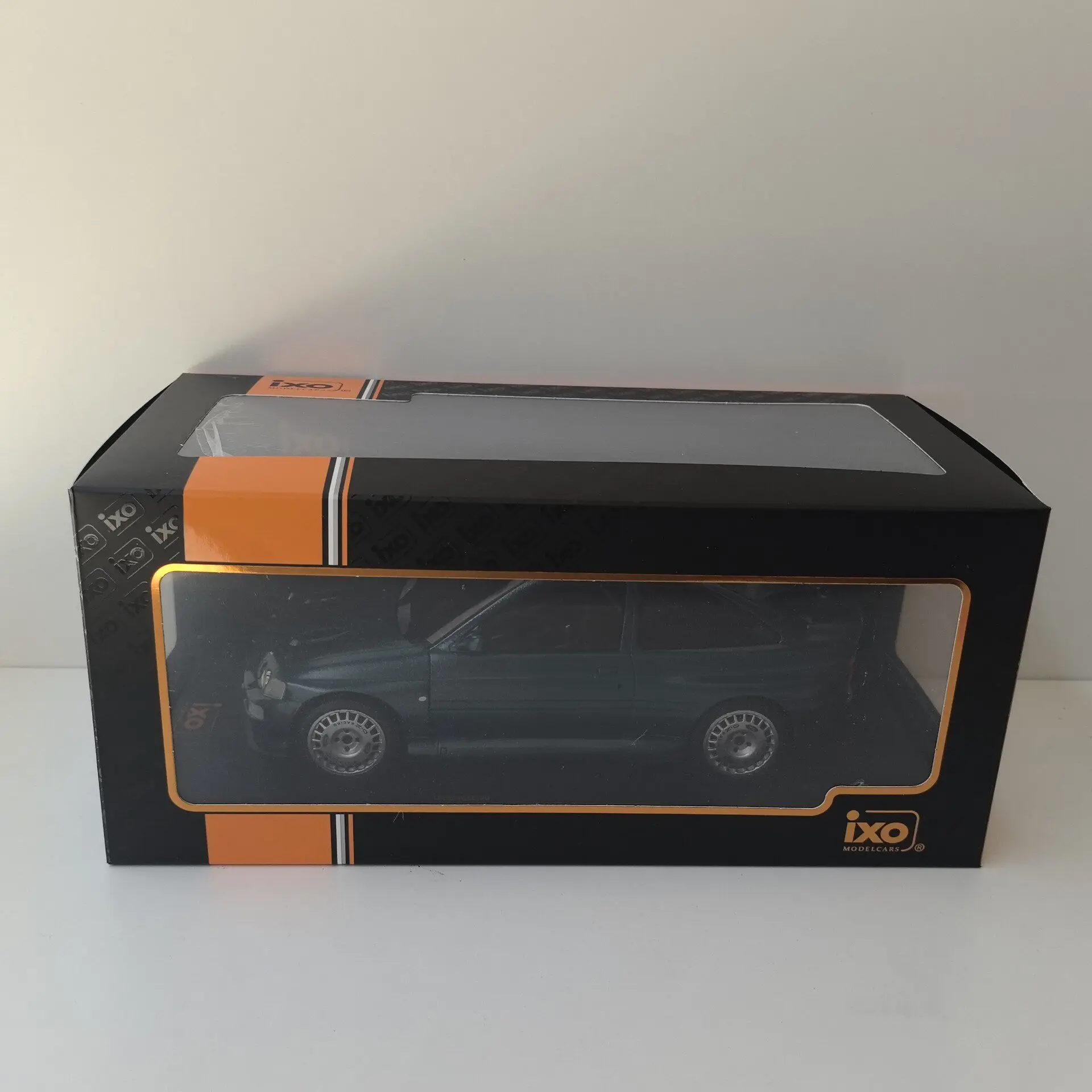 

Paint Surface Defects Diecast IXO 1/18 Scale FORD ESCORT RS COSWORTH 1996 41 Alloy Car Model