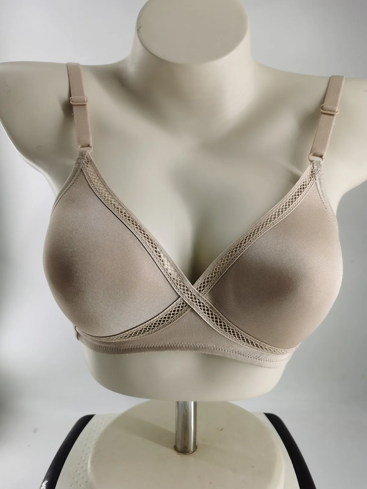 トライアンフ-シームレス-通気性-薄いカップ-滑らかな表面-ソリッドカラー-下着-ブラジャー-2427-若い女性のための快適なワイヤレスデザイン