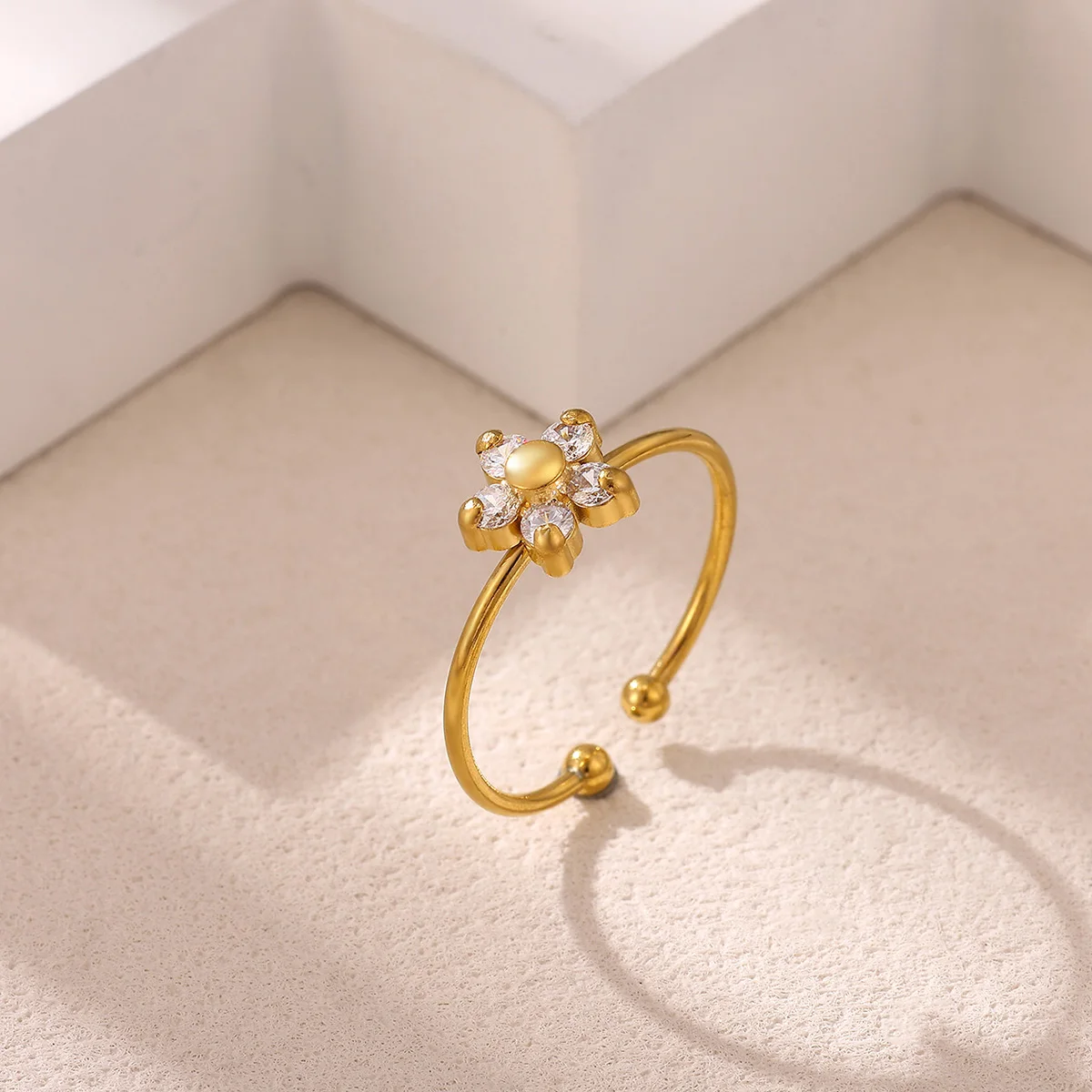 Zarter offener Ring mit Zirkonia-Blume für Damen, goldfarben, aus Edelstahl, mit bunten Kristallen, verstellbarer Manschettenring, minimalistischer Schmuck, Geschenk. – Detail 6