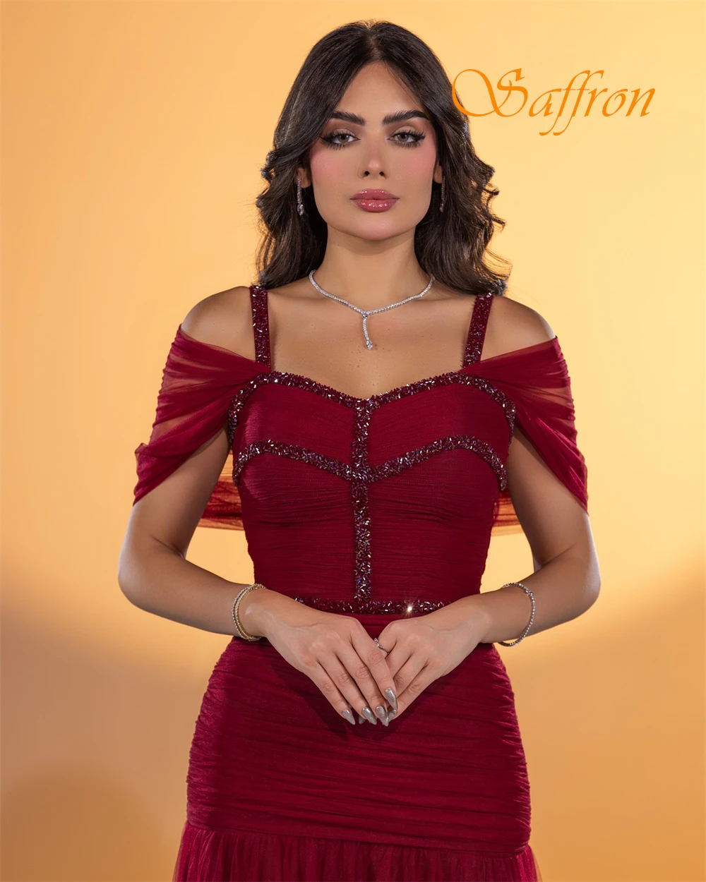 カスタマイズされたエレガントなスパゲッティストラップのイブニングドレスと気質オーガンザの特別な日のドレスとクラシックなビーズのプロムドレス