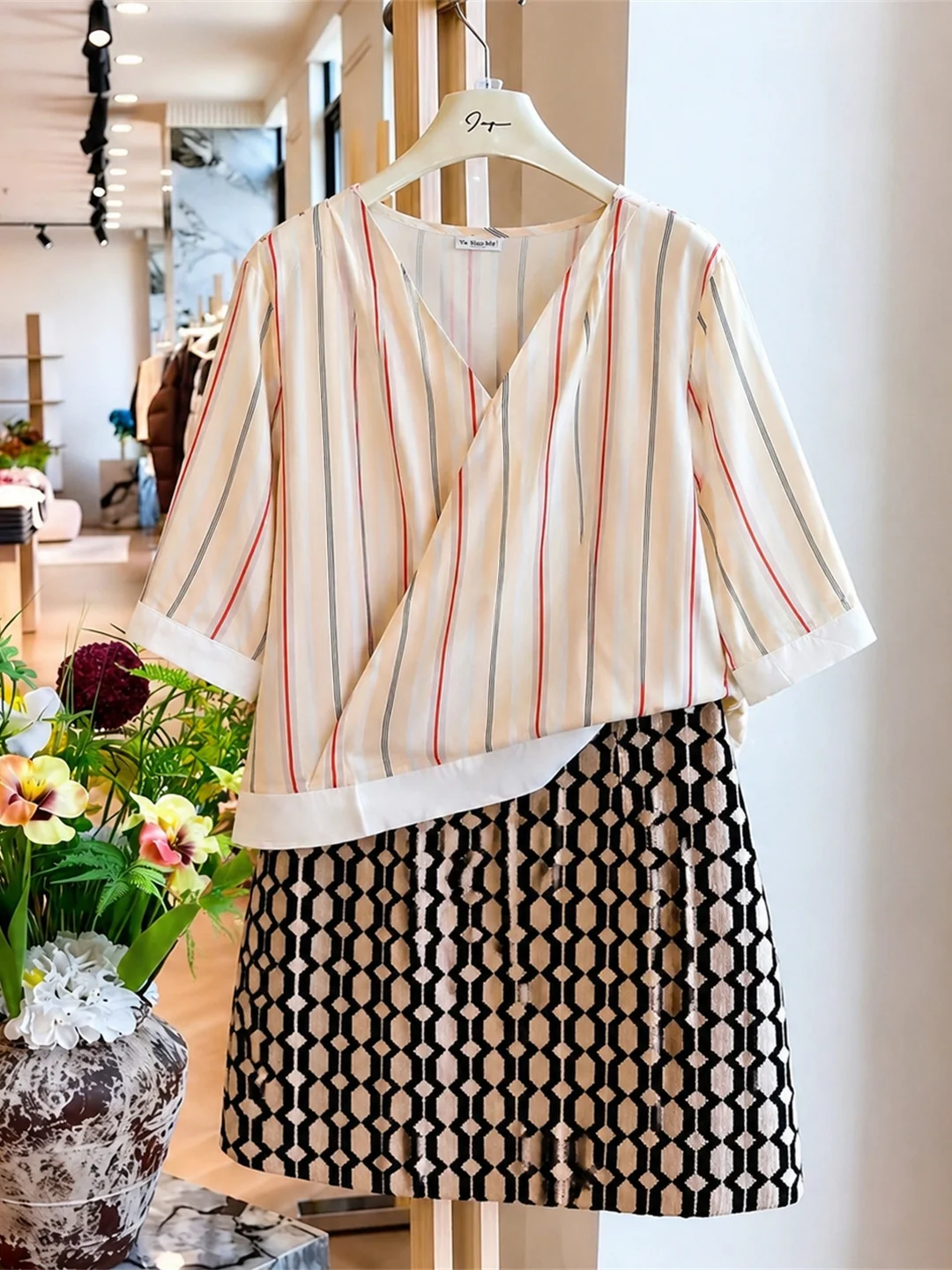 

Retro Striped V-Neck Short Sleeve Commute Shirt Women's Design Slimming Fashionable Summer 2026 Sun Protection Top