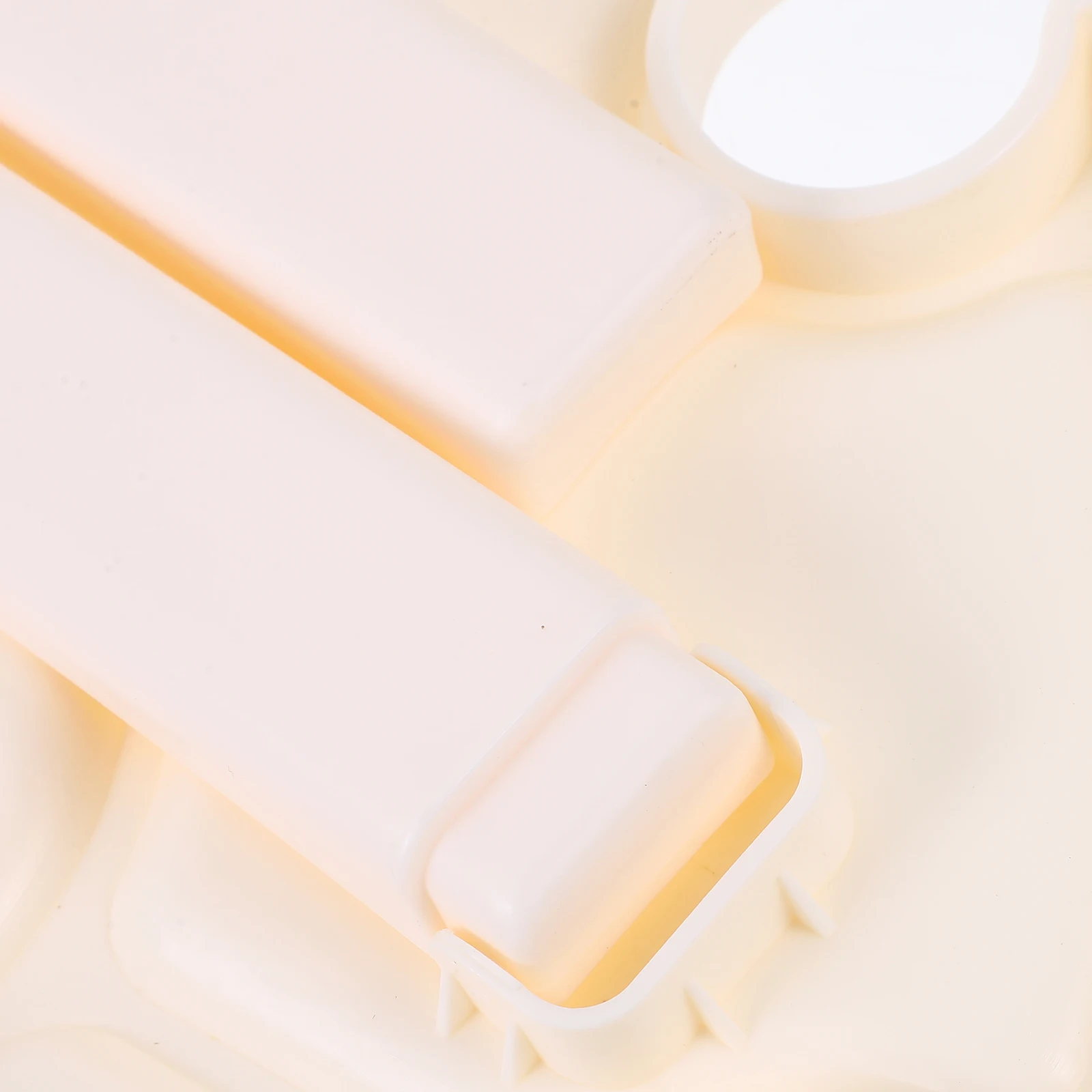 

Folding Wine Plastic Picnic Table Small Round Beach Table Lightweight Outdoor Camping Garden Barbecue Snacks Red Glass