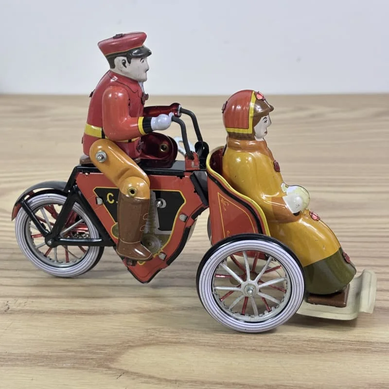 

[Funny] Adult Collection Retro Wind up toy Metal Tin rickshaw tricycle driver car Clockwork toy figure model vintage toy gift