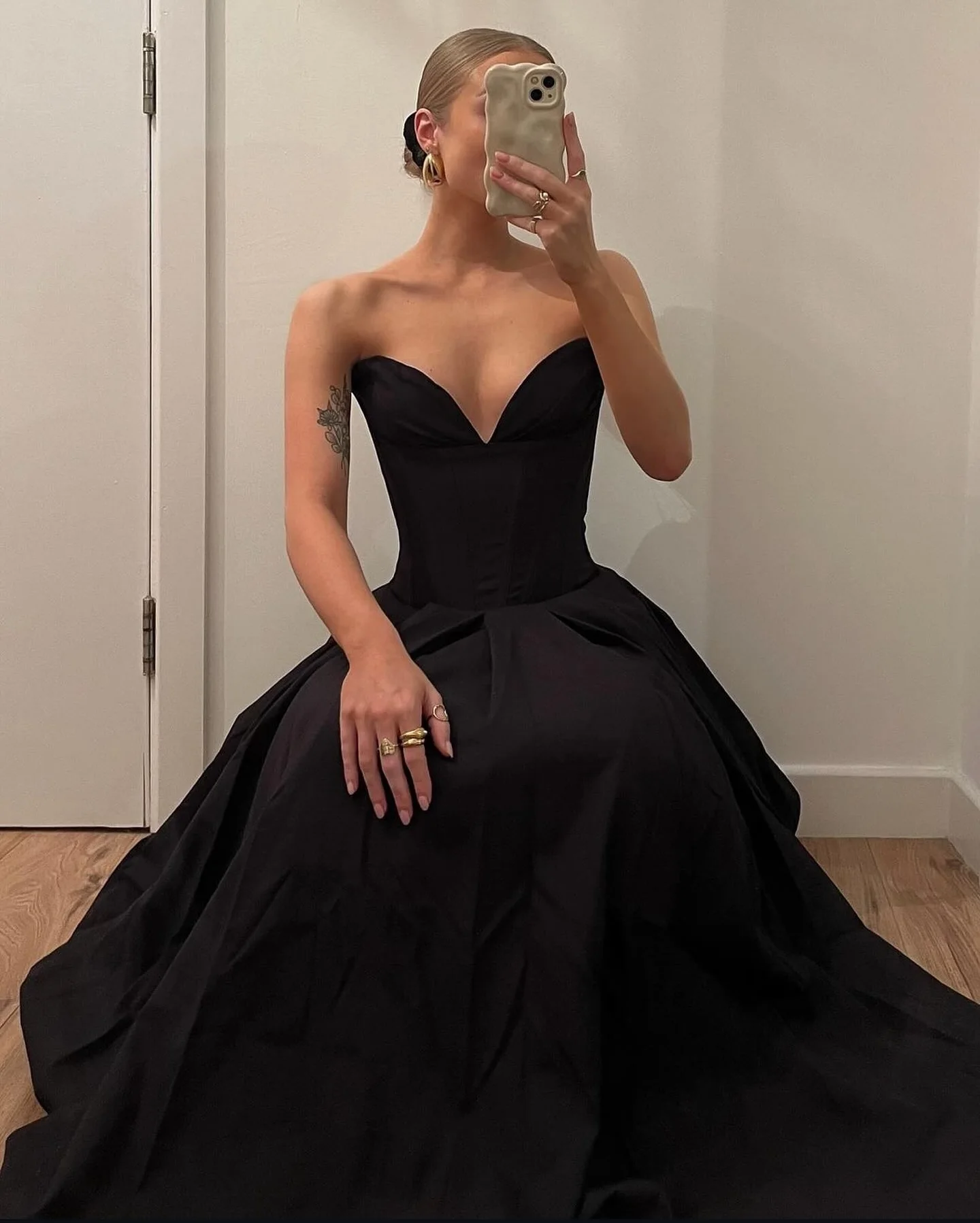 Suninheart 黒のエレガントな結婚式のイベントドレスセクシーなストラップレスコルセットドレスミディクリスマスパーティードレス女性服 2023