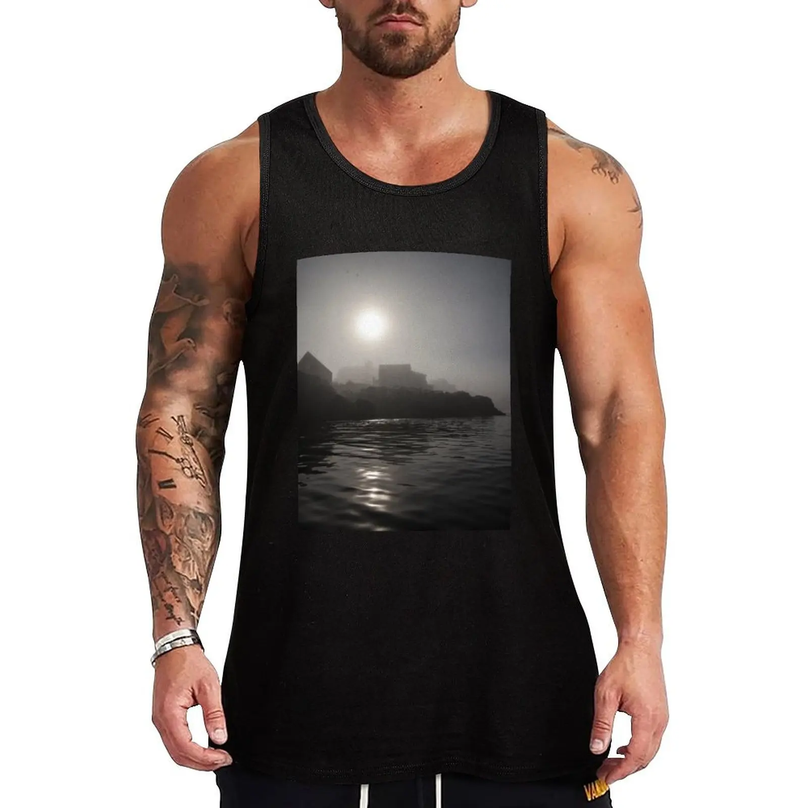 Amanecer en un puerto neblinado en la isla de Monhegan, Maine, camiseta sin mangas básica para el día a día, camiseta interior de algodón cómoda