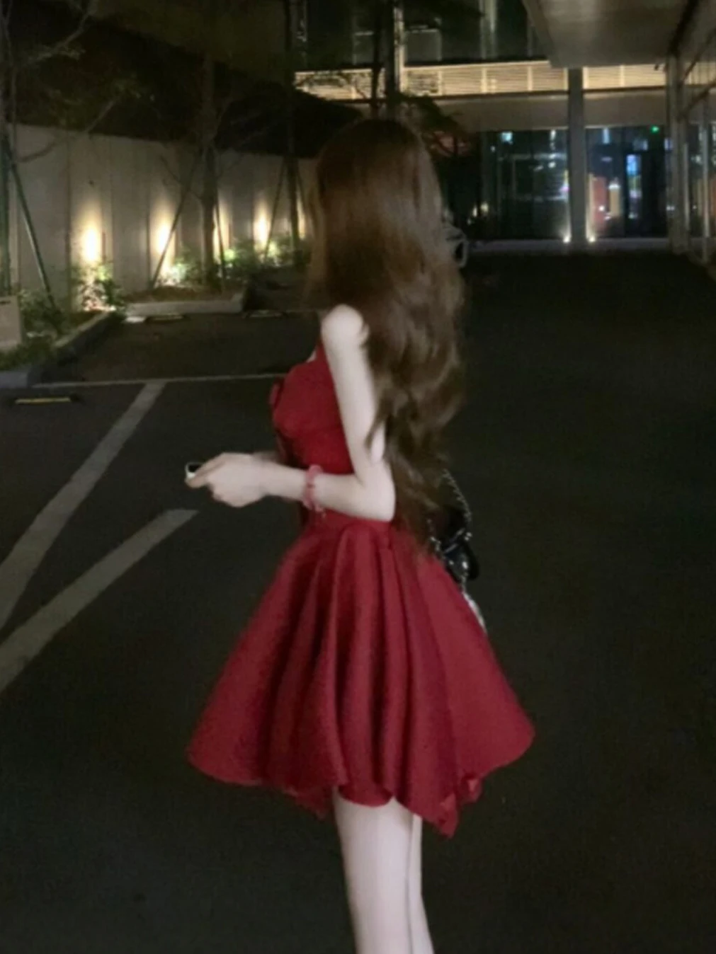 

Корейское красное платье с открытыми плечами и пышной юбкой: элегантное летнее повседневное платье для города, уличной моды, деловых встреч и вечеринок